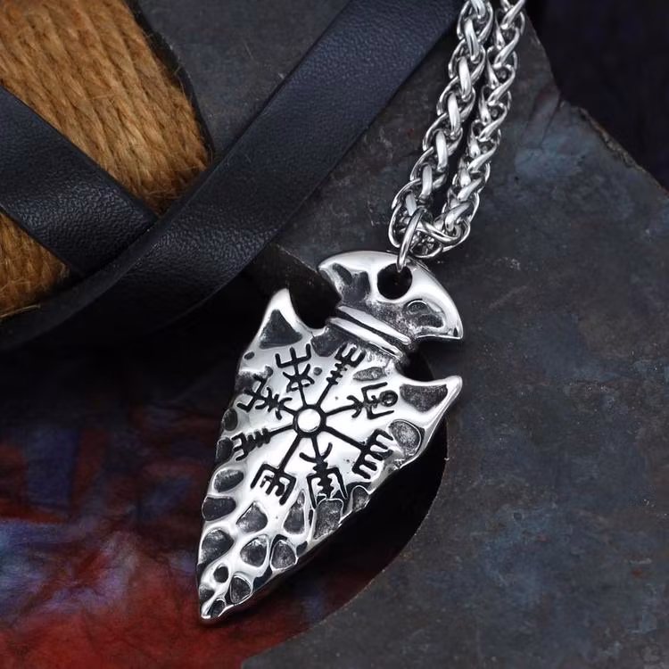 Kaulakoru Arrow Vegvisir