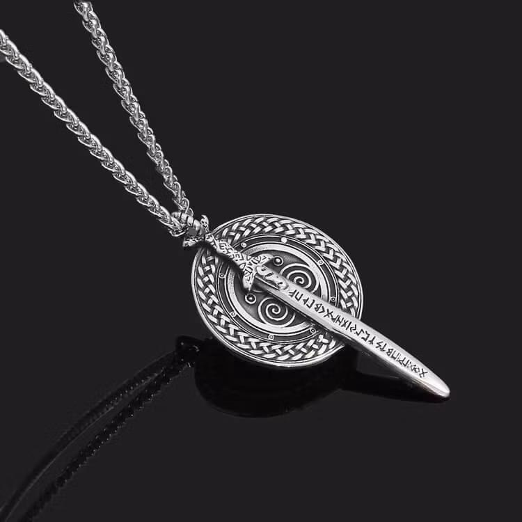 Halsband Sword of Triskelion