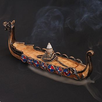 Vikingabåt med rökelse