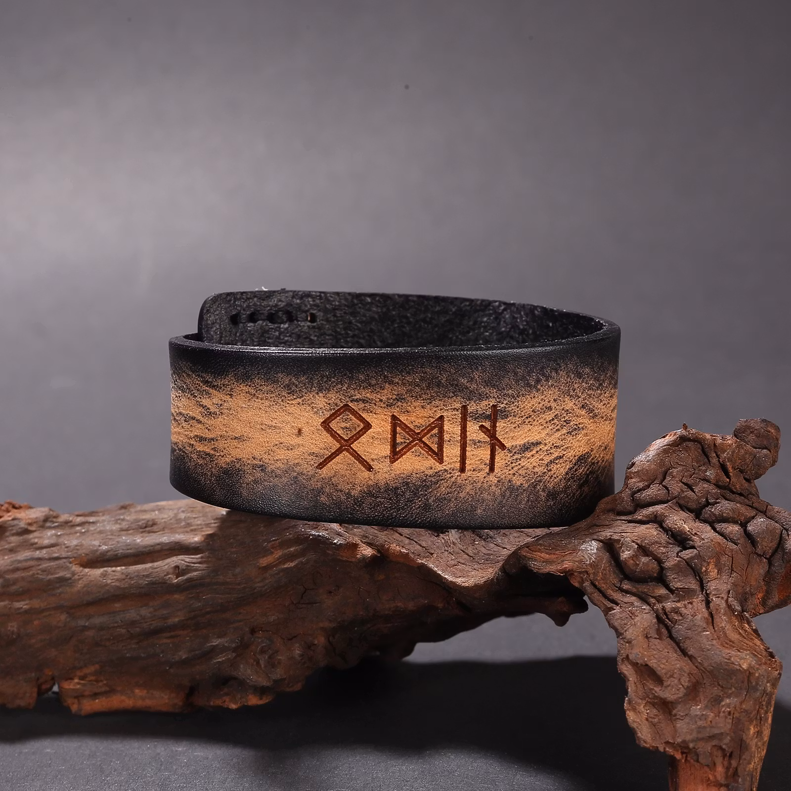 Bracelet Odin-ᛟ ᛞ ᛁ ᚾ Leather