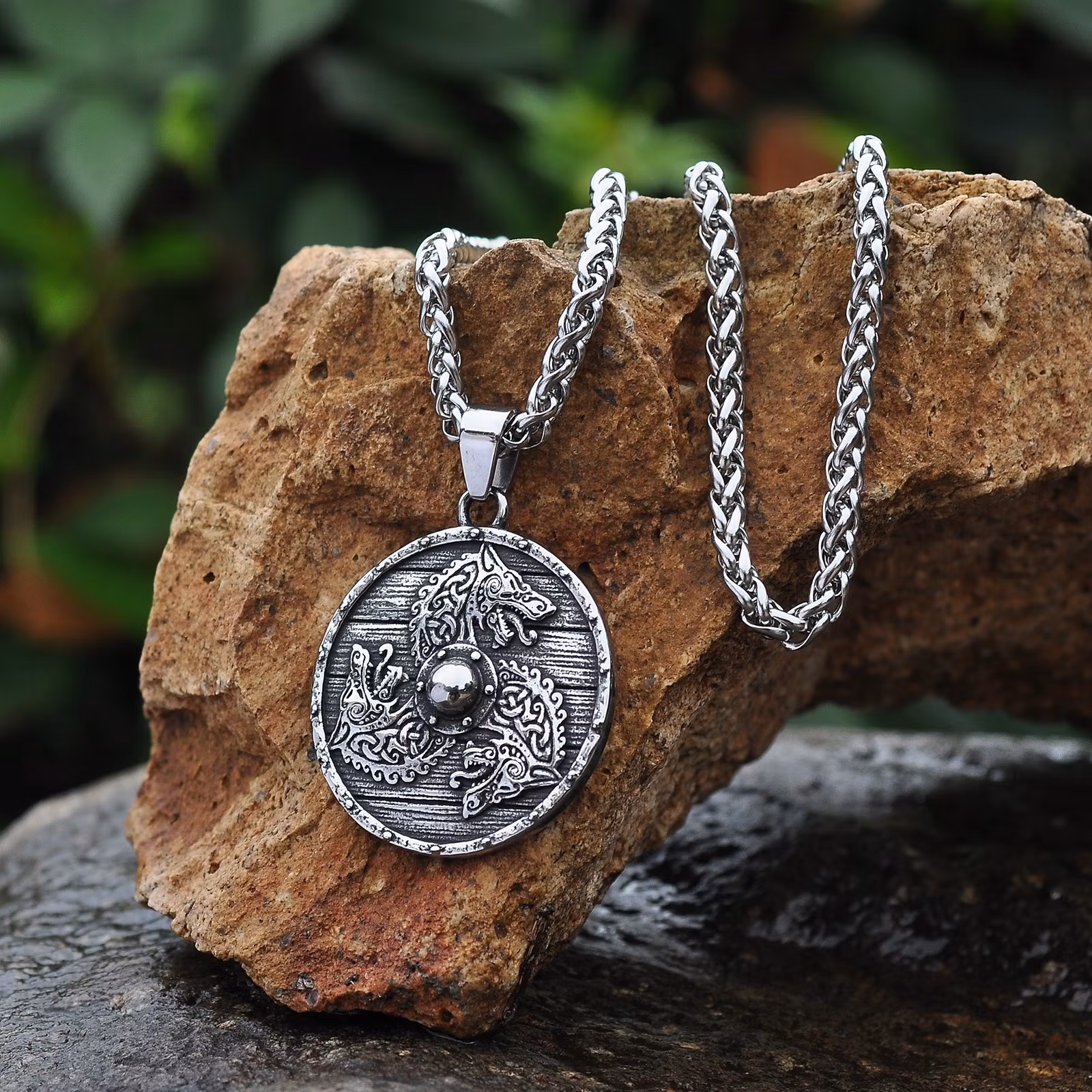 Necklace Sköld av Vargar