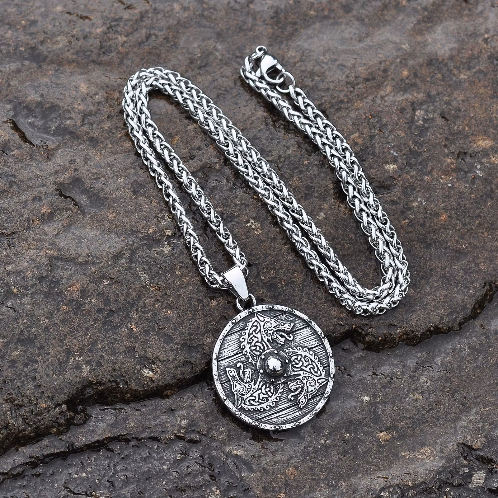 Necklace Sköld av Vargar