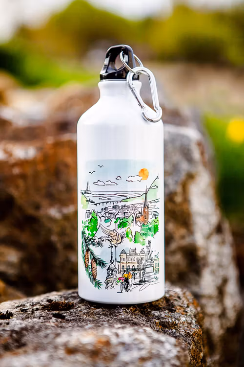 Vattenflaska Staden mellan bergen