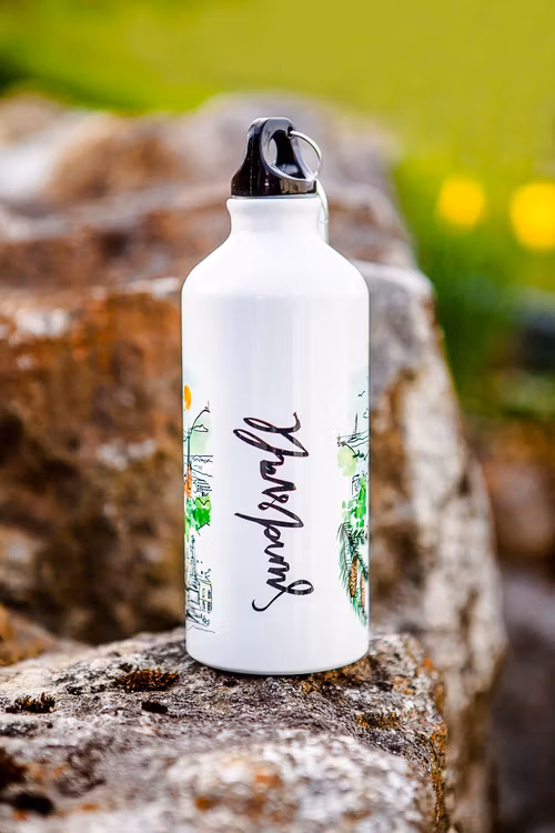 Vattenflaska Staden mellan bergen