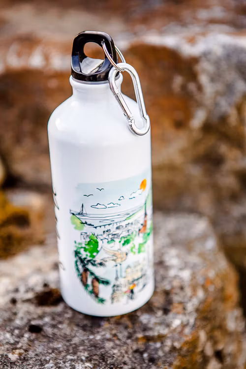 Vattenflaska Staden mellan bergen