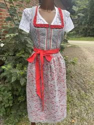Ramona Lippert Grå / Röd dirndlklänning