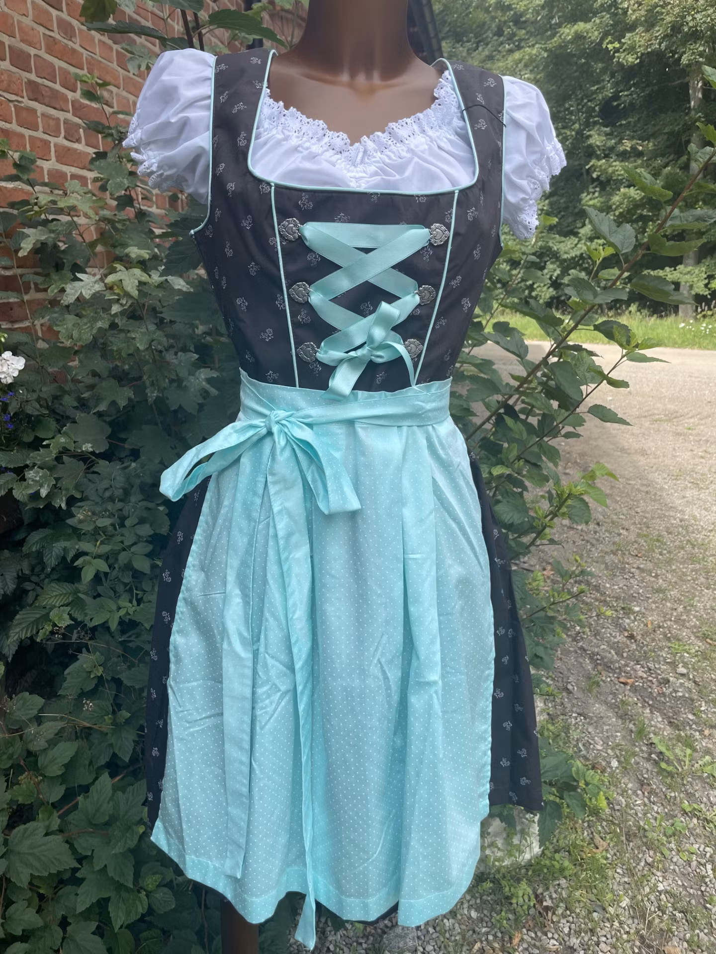 Ramona Lippert "Elisabeth", Mökbrun / mint