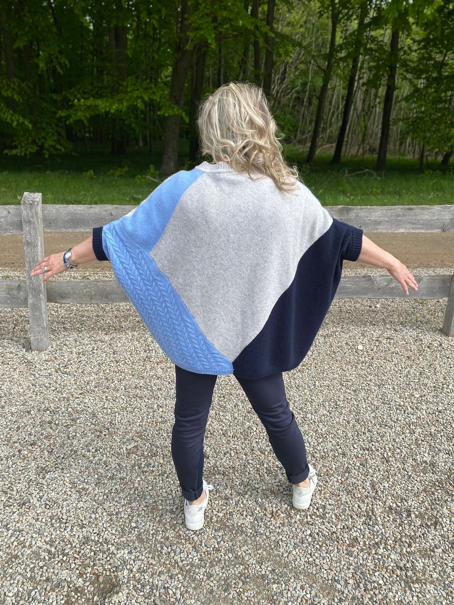 8design "Lyx Poncho" marin/ljusblå/silver