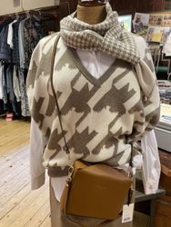8design  "Inez" V-ringad i trendigt mönster, Beige / creme