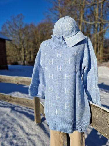 HÉST ”Fam knit sweater” Long , Ljusblå