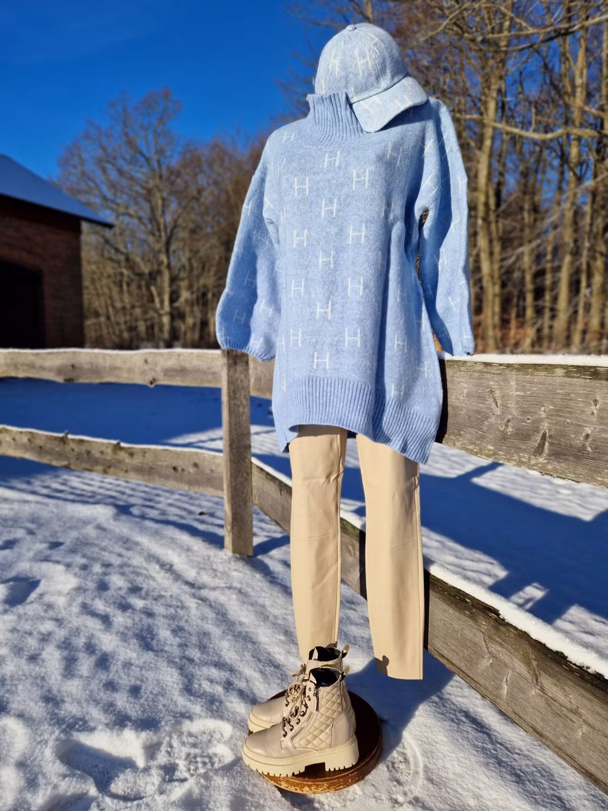 HÉST ”Fam knit sweater” Long , Ljusblå