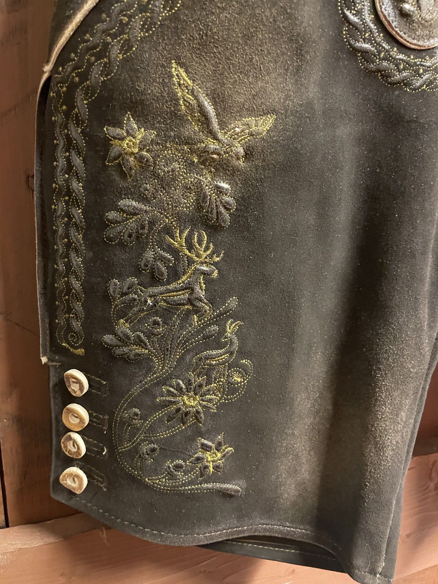 Trachten Rebell "Brunsvart med ljust olivgröna broderier "