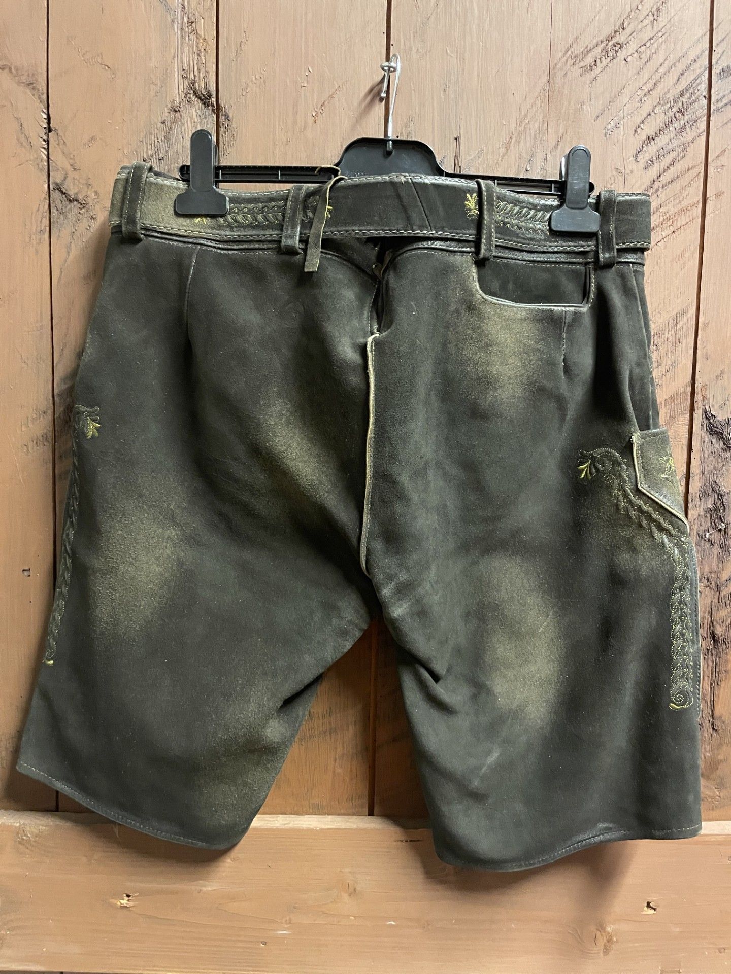 Trachten Rebell "Brunsvart med ljust olivgröna broderier "