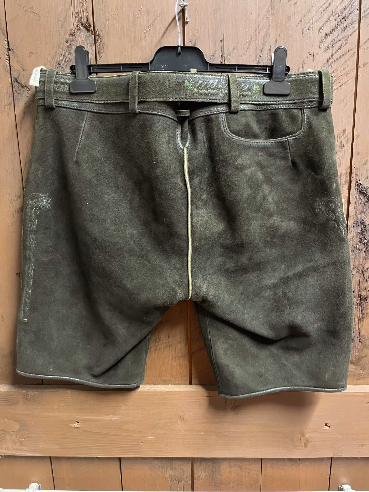 Trachten Rebell " Brunsvart med gröna broderier " med bälte