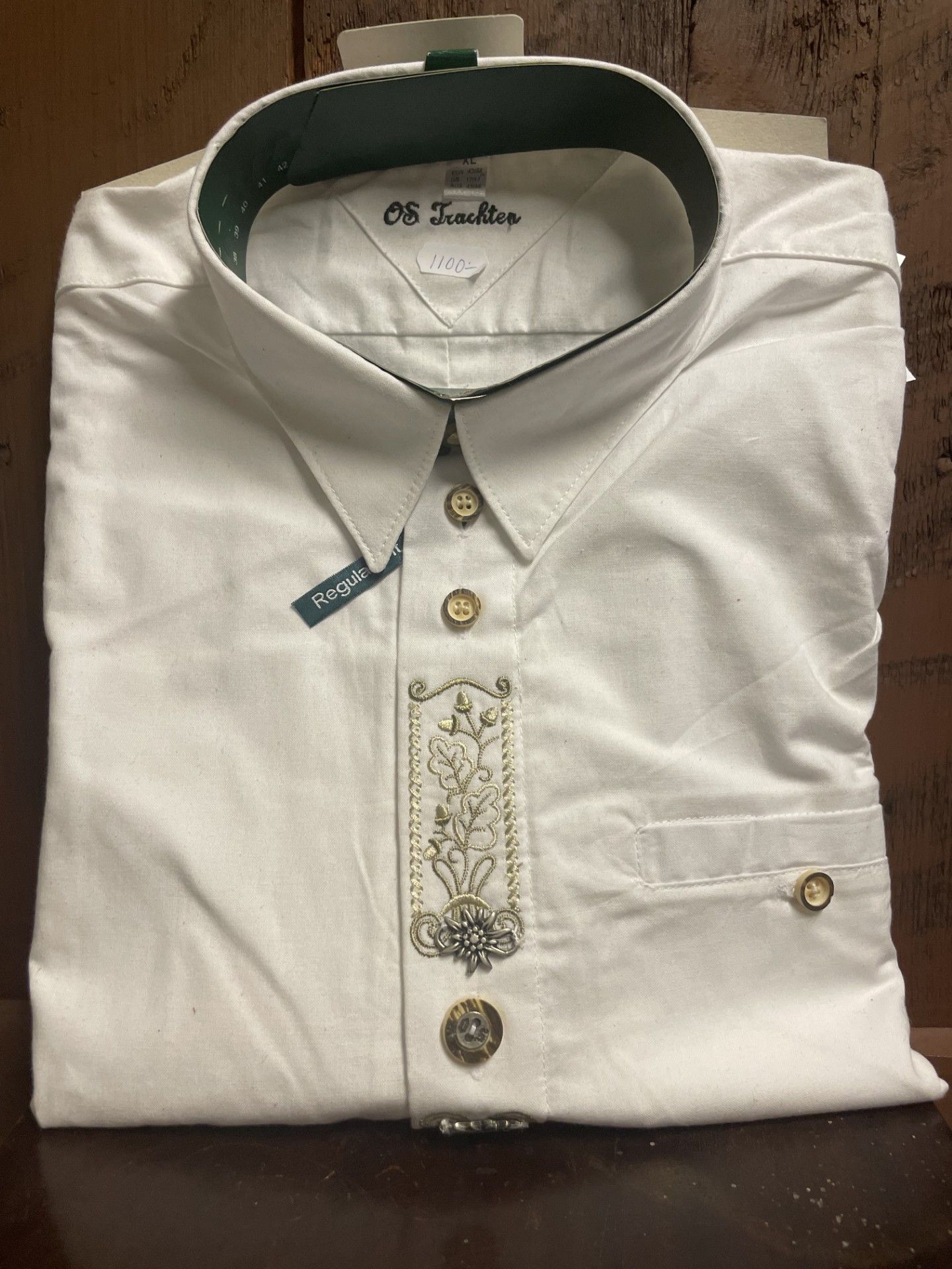 Herrskjorta " vit med broderier & metalldetaljer " , Regular fit / OT