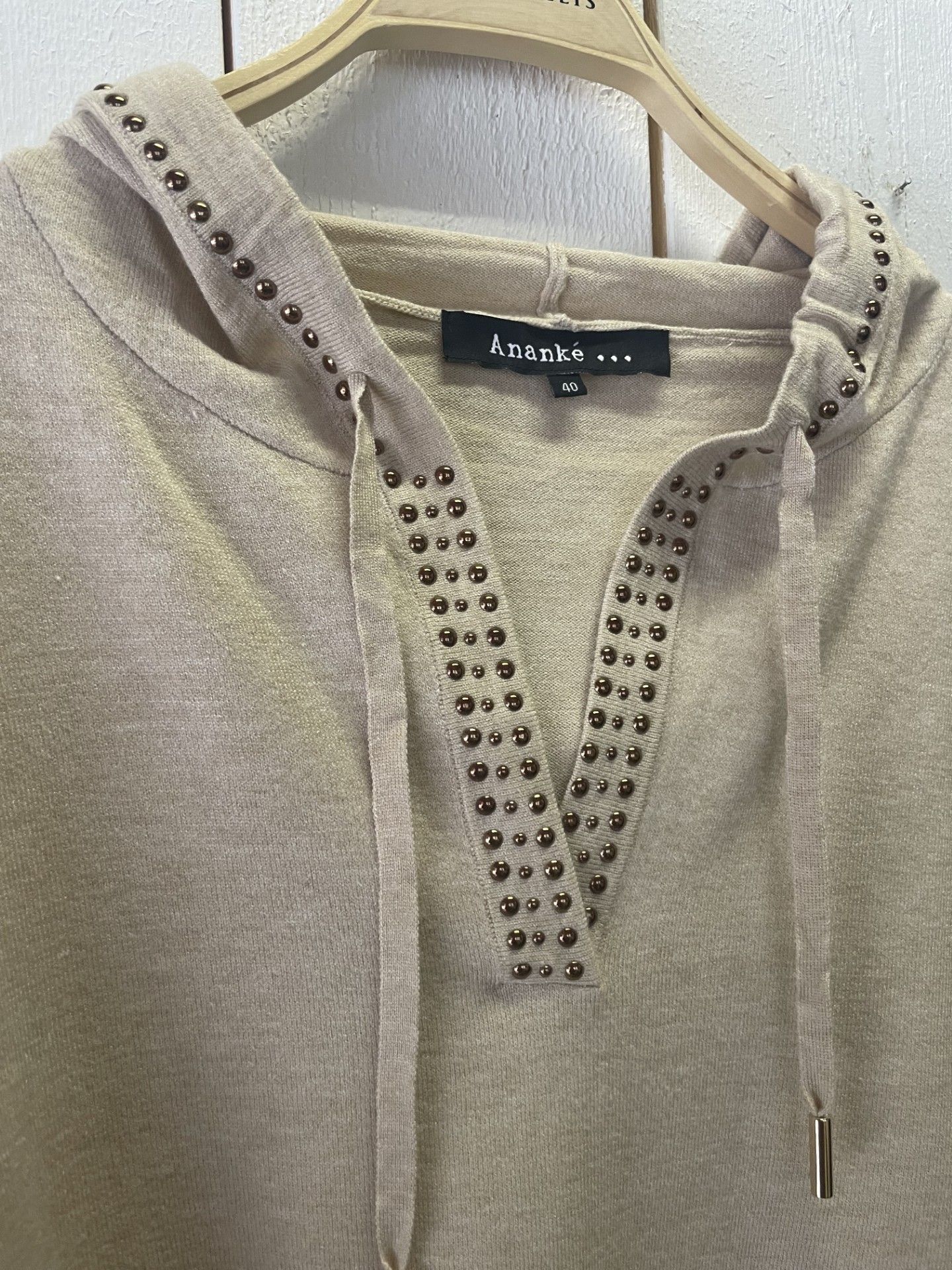 ANANKE "Luvtröja nitar" , Beige