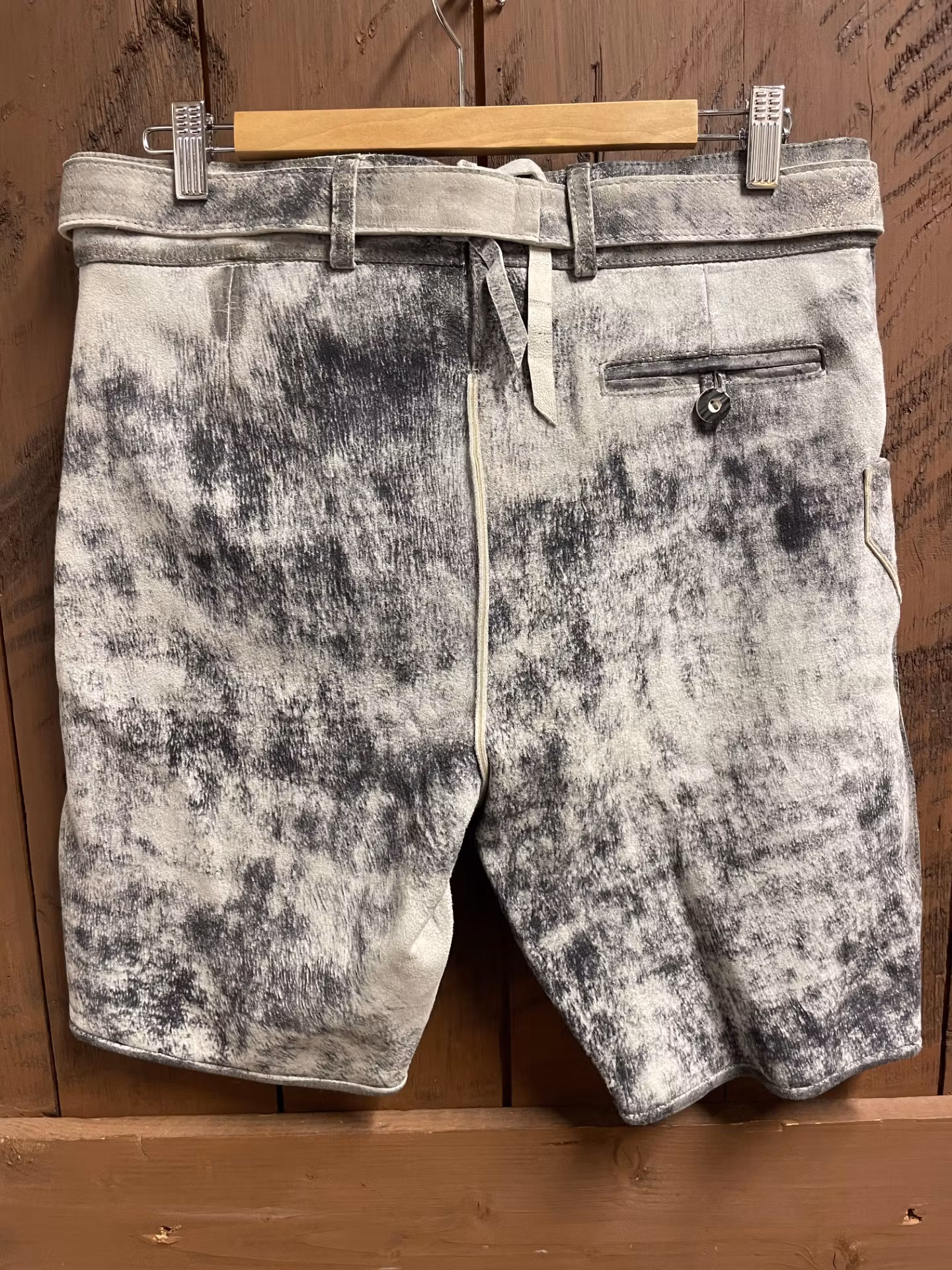 Lederhosen med bälte , ljusgrå / blå