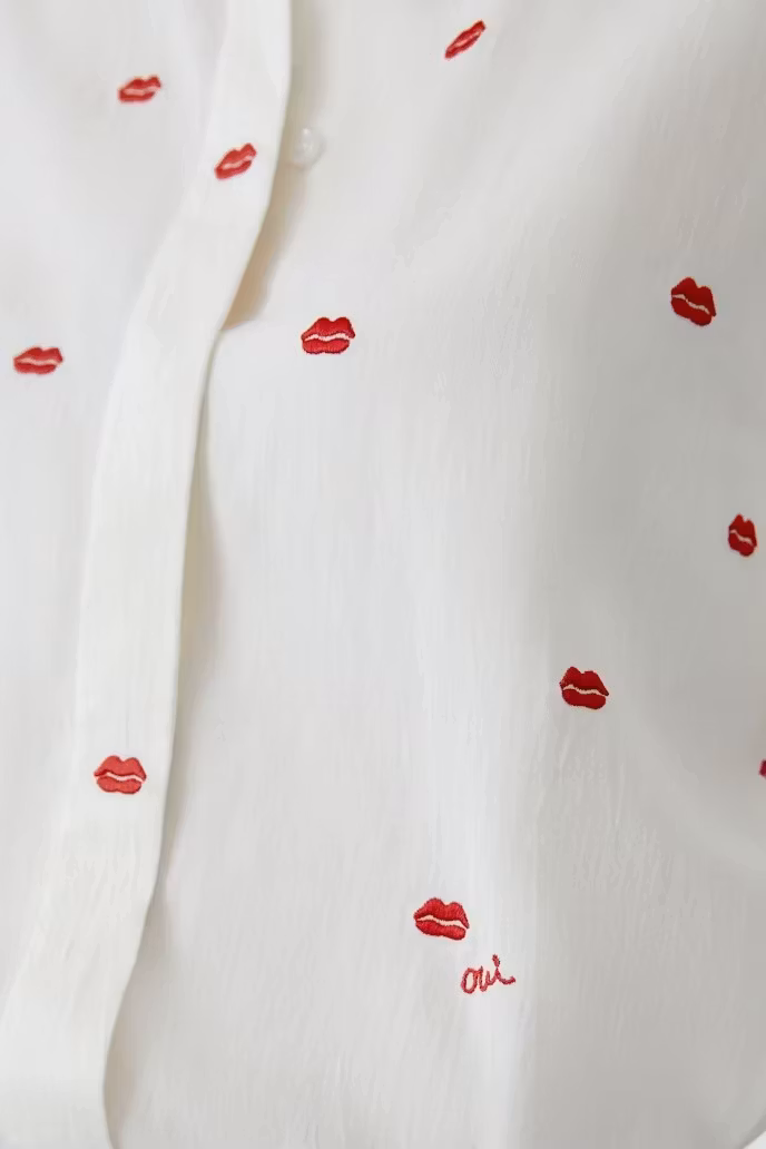 Oui Blus " kisses " , vit / röd