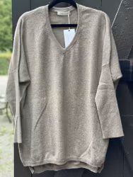 8Design V-ringad tröja " Victoria " , Beige