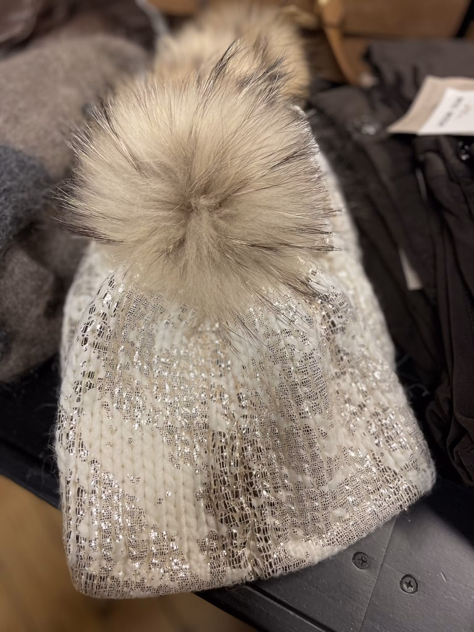 Faustmann " glittermössa " med tofs , creme m guld