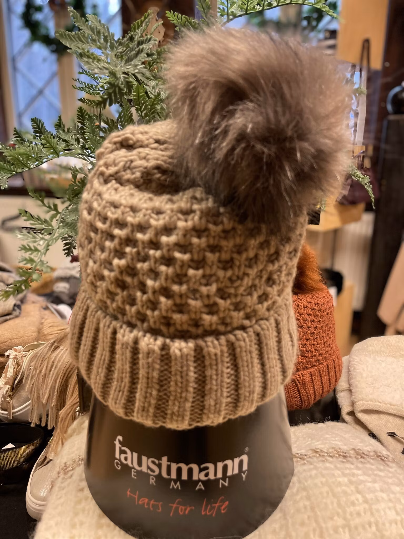 Faustmann Mössa med tofs, Beige
