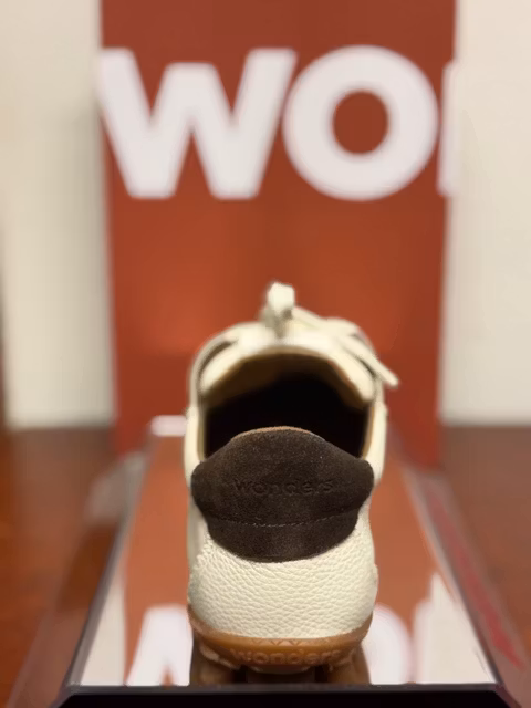 Wonders " sneakers " , Milk