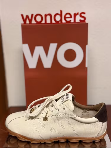 Wonders " sneakers " , Milk