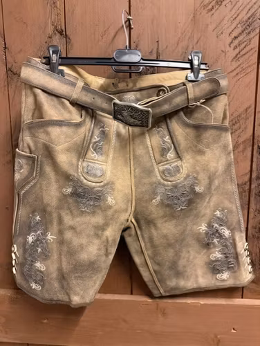 Ljusbruna Lederhosen som ingår i paketpris