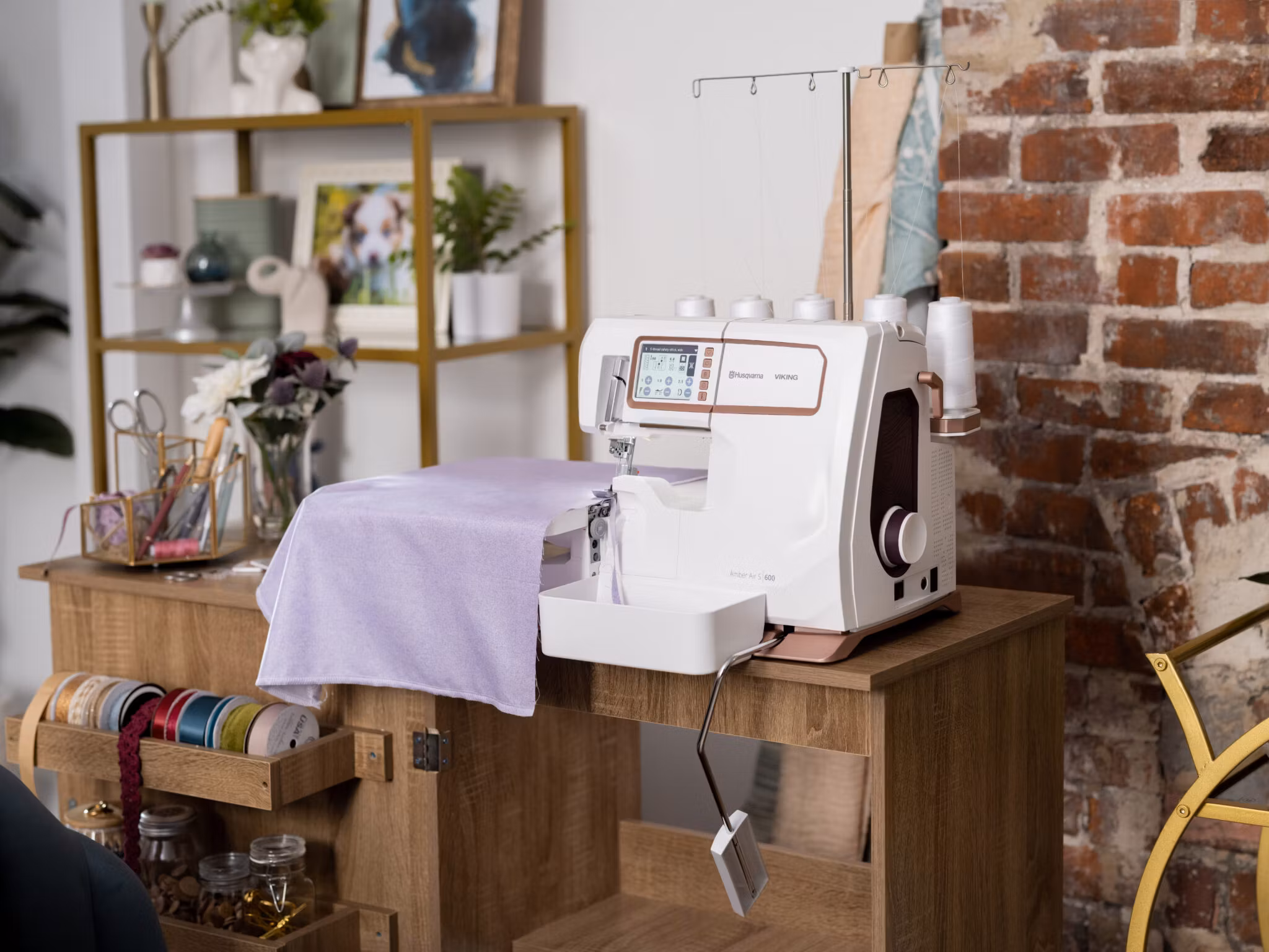 Husqvarna AMBER™ Air S 600 – Innovativ overlockmaskin med 26 sömmar