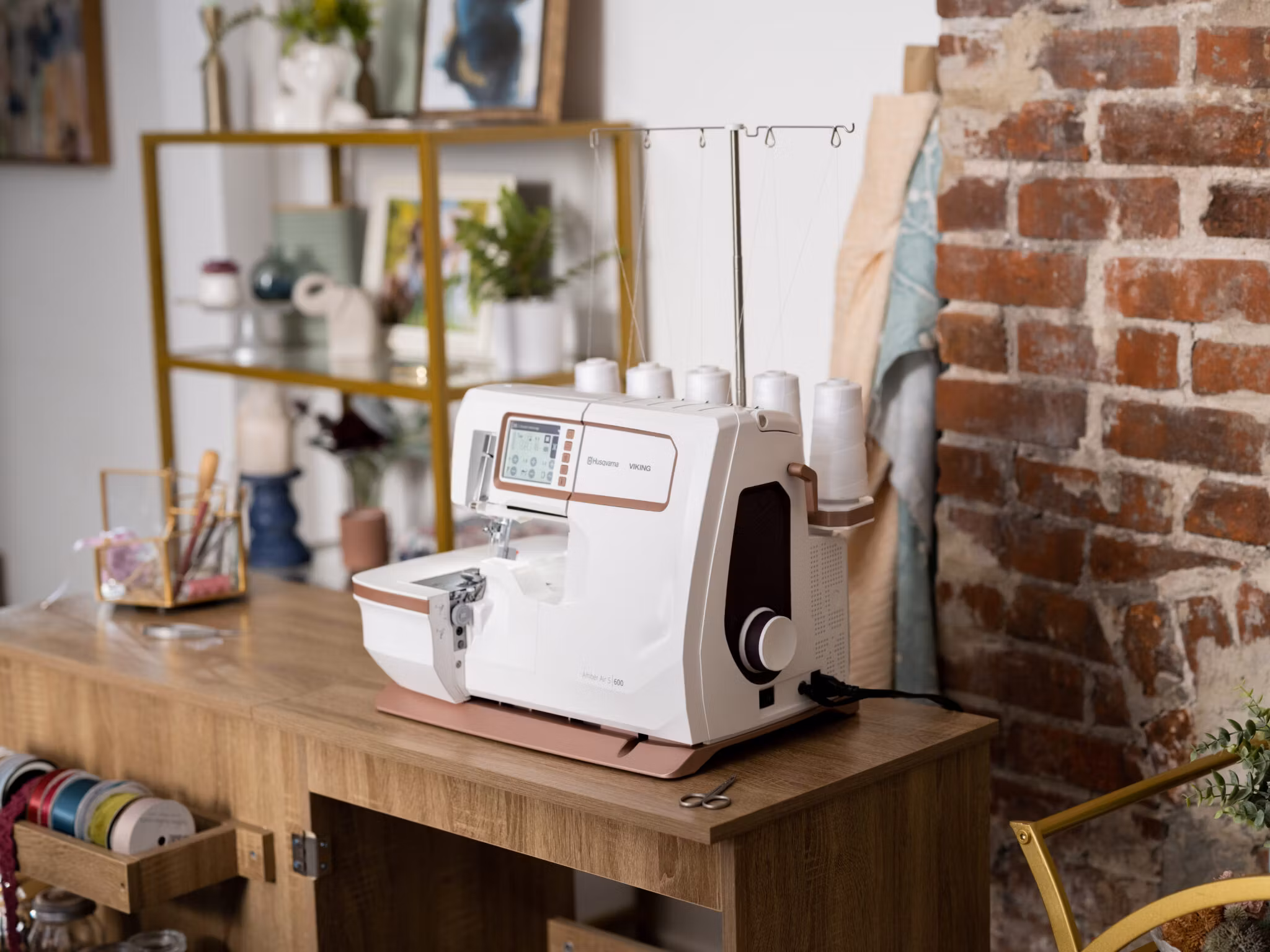 Husqvarna AMBER™ Air S 600 – Innovativ overlockmaskin med 26 sömmar