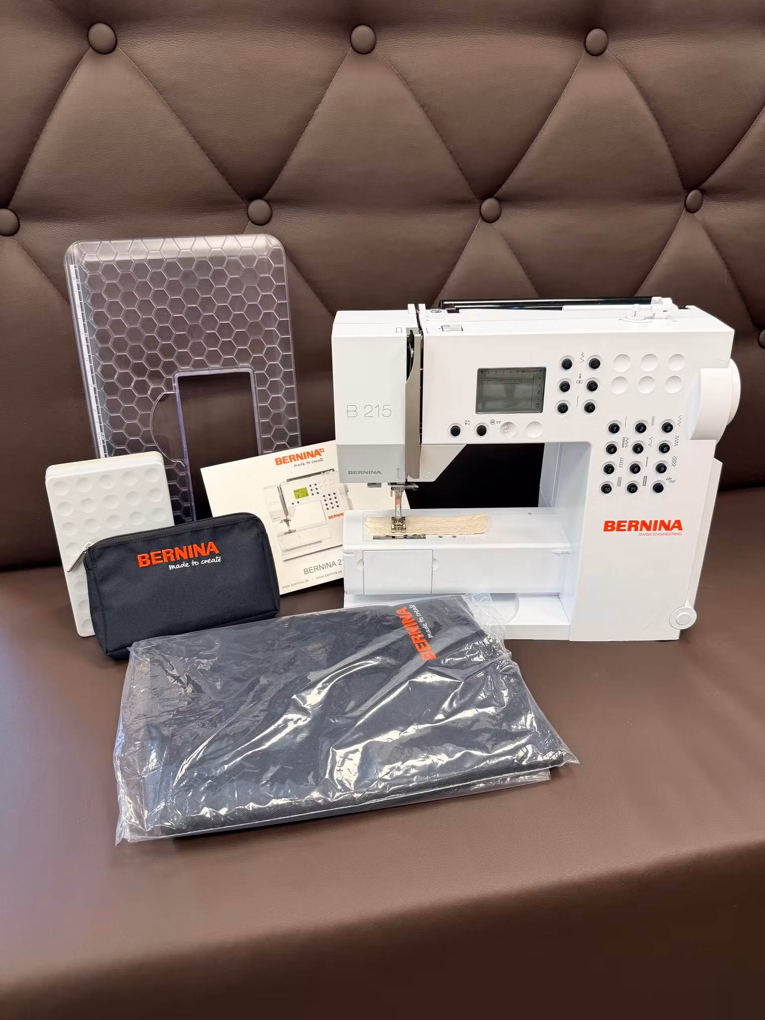 Bernina B215 | Begagnad (bord medföljer samt mjuk huv)