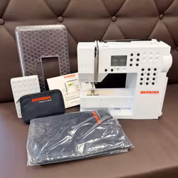 Bernina B215 | Begagnad (bord medföljer samt mjuk huv)