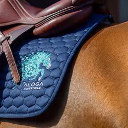 Aloga Hoppschabrak med logo