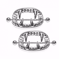 Bröstpiercing med hajtänder