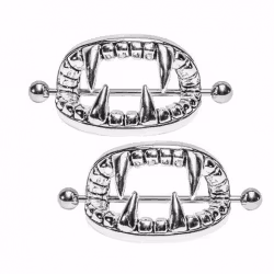 Bröstpiercing med hajtänder