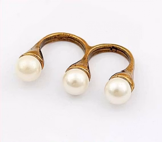 Dubbelring med vita pärlor