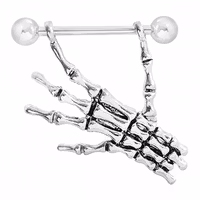 Bröstpiercing med skelett hand