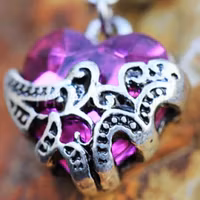 Navelpiercing med lila ornament hjärta