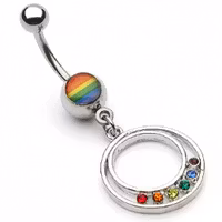 Navelpiercing med regnbågsfärger