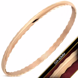 Stelt armband med hamrade kanter