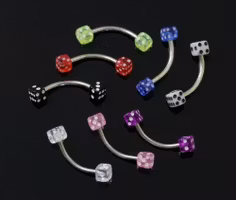 Ögonbrynspiercing med tärningar