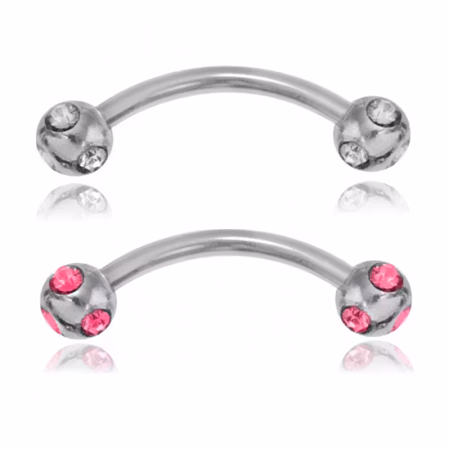 Ögonbrynspiercing med många ädelstenar