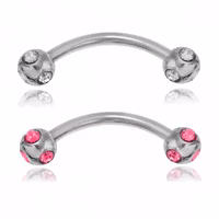 Ögonbrynspiercing med många ädelstenar