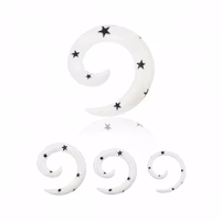 Vit spiral med svarta stjärnor