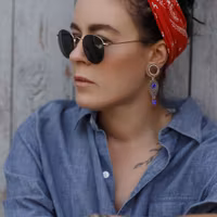 Tunnel med hänge och blå stenar