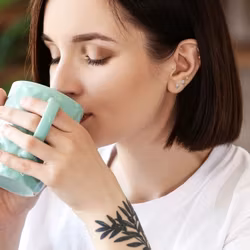 Titan tragus med ädelsten