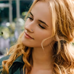 Näsring med blå safir