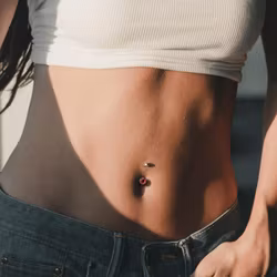 Navelpiercing med öga