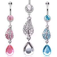 Navelpiercing med löv och vattendroppe