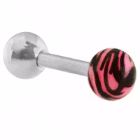 Tragus piercing med rosa zebramönster